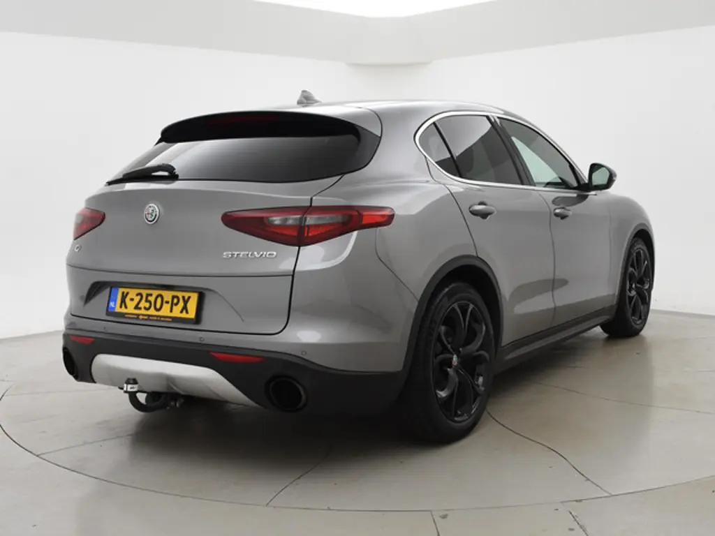 Alfa Romeo Stelvio 2