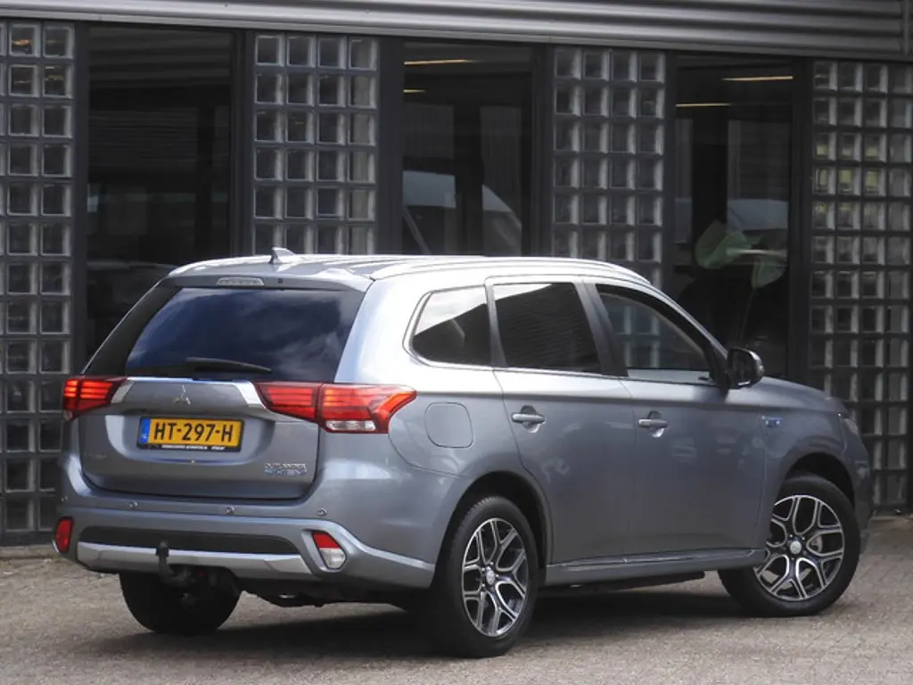 Mitsubishi Outlander 2