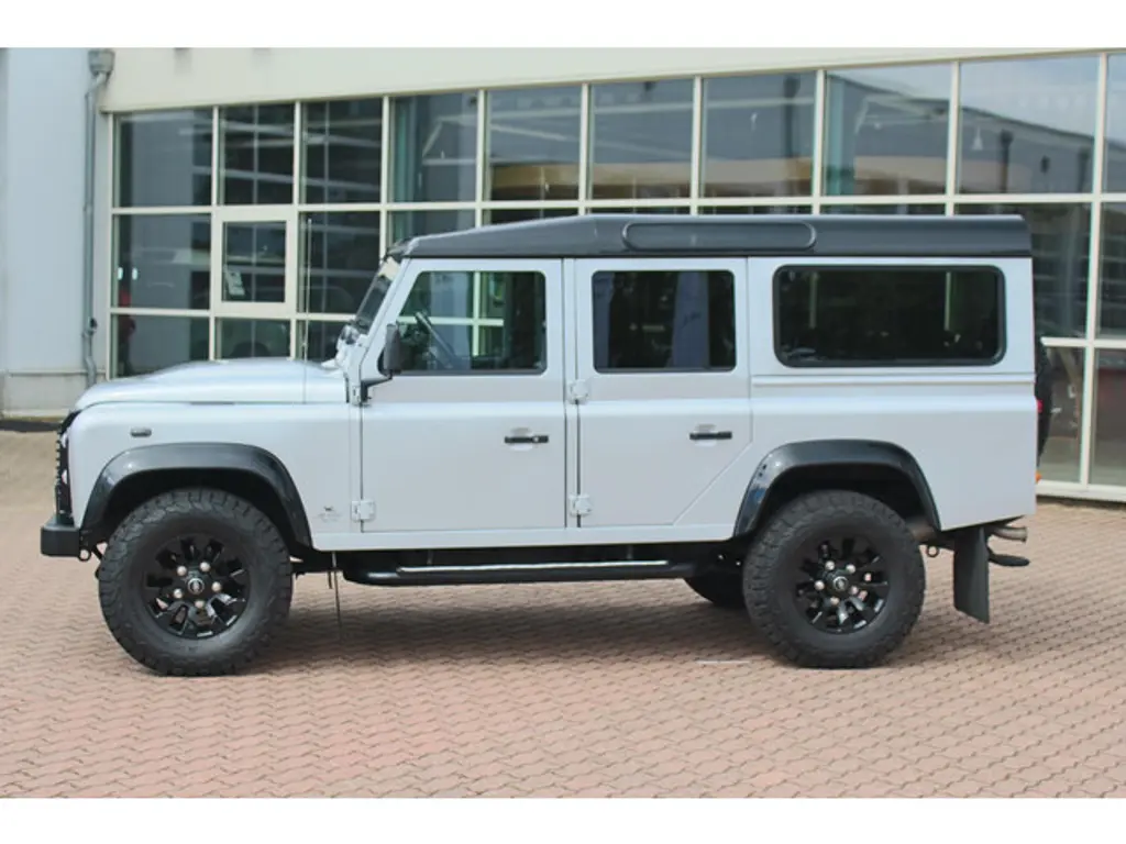 Land Rover Defender 3