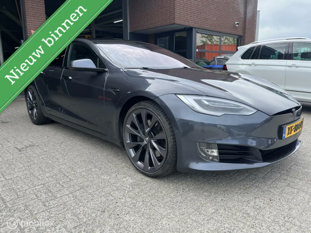 Tesla Model S 3